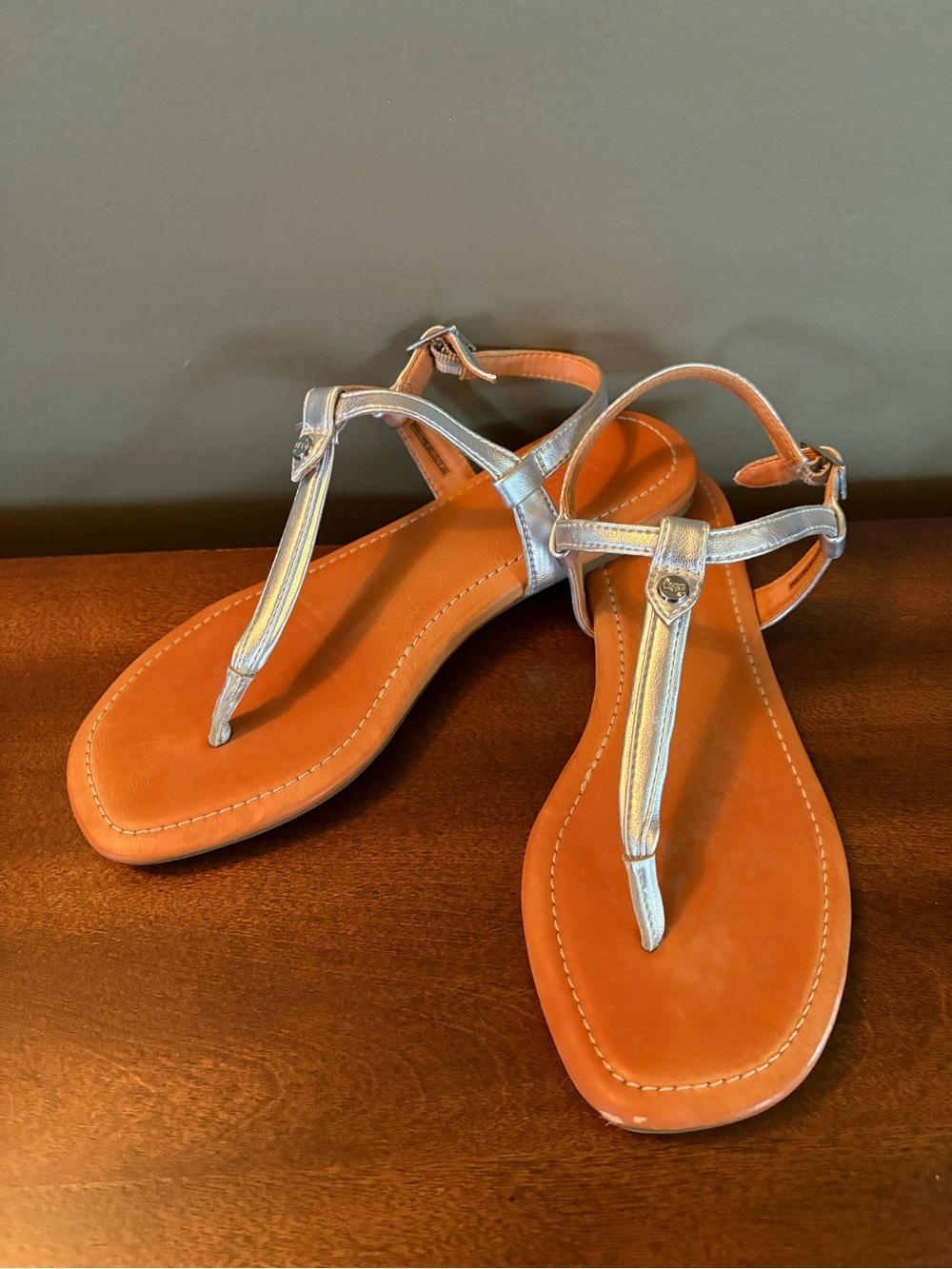 UGG Size 7.5 Silver T-Strap Women's Sandals *minor call out